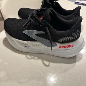 Used (Like New) Brooks Glycerin Max Black / White Running Shoes - Mens 8.5